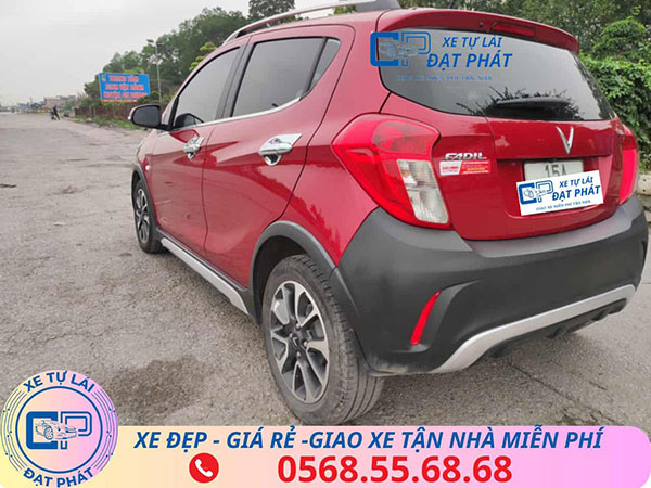 xe vinfast fadil tự lái đỏ